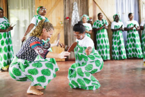 femmes qui dansent madagascar ecotourisme