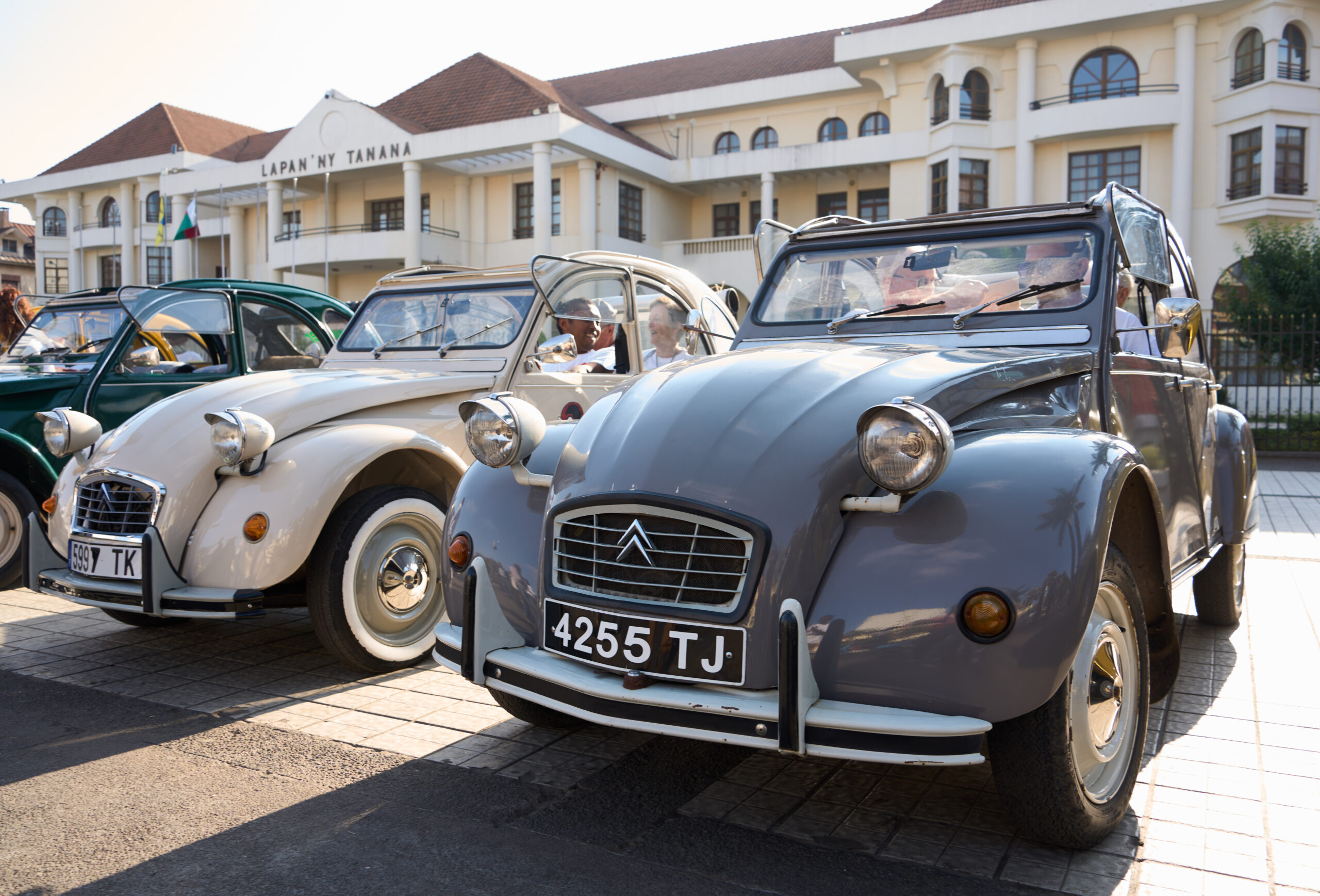 Antananarivo se découvre autrement : un rallye touristique en 2CV met à l’honneur le patrimoine et l’expérience destination